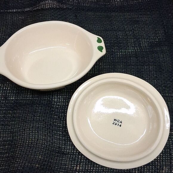 Vintage Watt Pottery 2014 Oval Lidded Dish with Apple Design - Picture 3 of 7